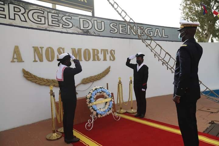 Dépôt de gerbe au Mémorial de la Marine.
