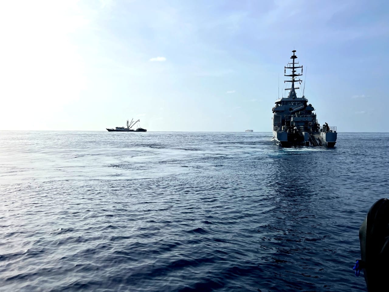 PHM CAYOR EN PRESENCE D'UN CHALUTIER A INSPECTER