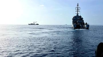 PHM CAYOR EN PRESENCE D'UN CHALUTIER A INSPECTER